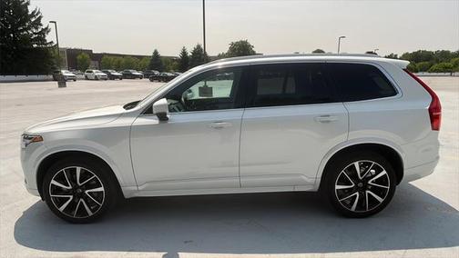 2022 Volvo XC90 T6 Momentum