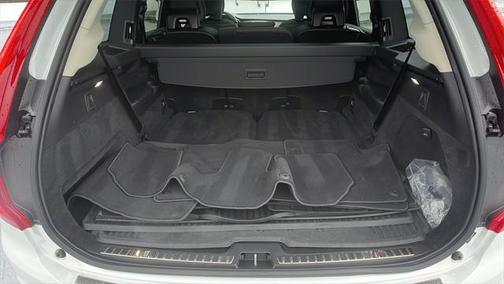 2022 Volvo XC90 T5 Momentum