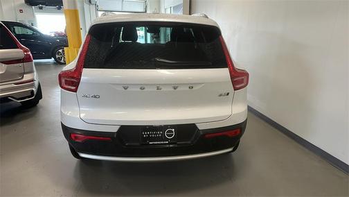 2025 Volvo XC40 B5 Core Bright Theme