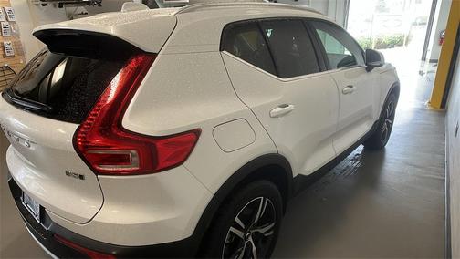 2025 Volvo XC40 B5 Core Bright Theme