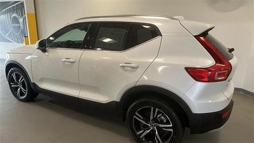 2025 Volvo XC40 B5 Core Bright Theme