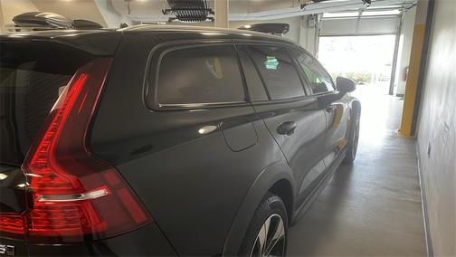 2024 Volvo V60 Cross Country B5 Plus
