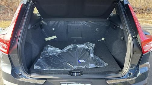 2026 Volvo XC40 B5 Ultra Black Edition