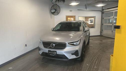 2025 Volvo XC40 B5 Core Bright Theme