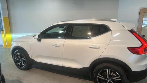2025 Volvo XC40 B5 Core Bright Theme