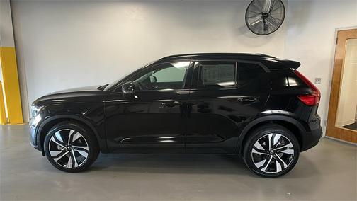 2025 Volvo XC40 B5 Plus Dark Theme