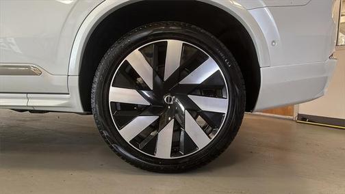 2024 Volvo XC90 Recharge Plug-In Hybrid T8 Ultimate Bright Theme 7-Seater