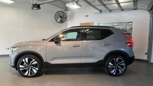 2025 Volvo XC40 B5 Plus Dark Theme