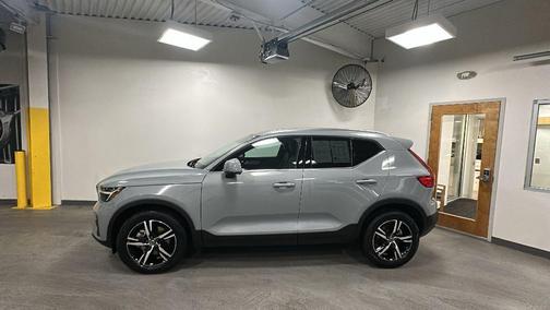 2025 Volvo XC40 B5 Core Bright Theme
