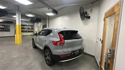 2025 Volvo XC40 B5 Core Bright Theme