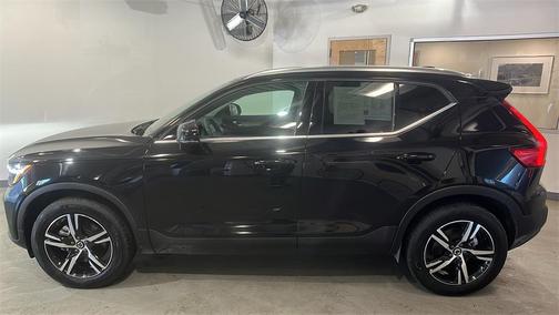 2025 Volvo XC40 B5 Core Bright Theme