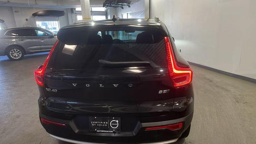 2025 Volvo XC40 B5 Core Bright Theme