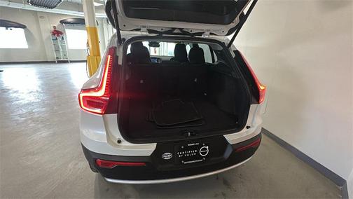 2025 Volvo XC40 B5 Core Bright Theme