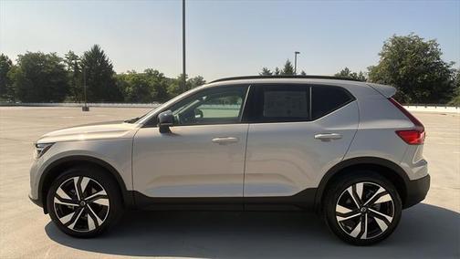 2025 Volvo XC40 B5 Plus Dark Theme
