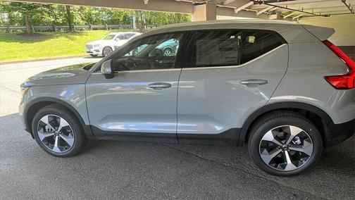 2025 Volvo XC40 B5 Core Bright Theme