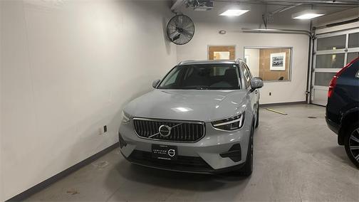 2025 Volvo XC40 B5 Core Bright Theme