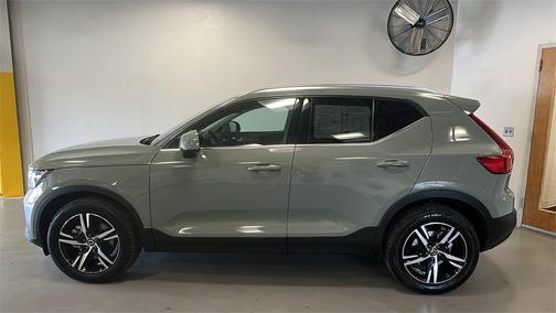 2025 Volvo XC40 B5 Core Bright Theme