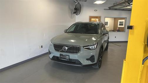 2025 Volvo XC40 B5 Core Bright Theme