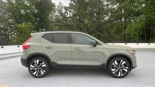 2025 Volvo XC40 B5 Ultra Dark Theme