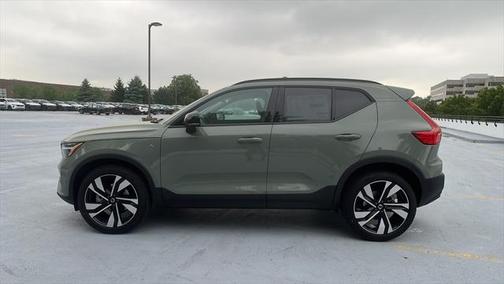 2025 Volvo XC40 B5 Ultra Dark Theme