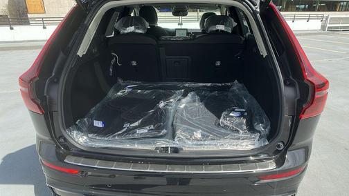 Onyx Black Metallic 2026 Volvo XC60 B5 Plus