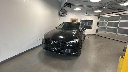2023 Volvo XC60 B5 Plus Dark Theme