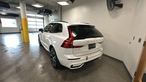 2023 Volvo XC60 B5 Plus Dark Theme