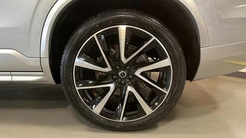 2022 Volvo XC90 T6 Momentum