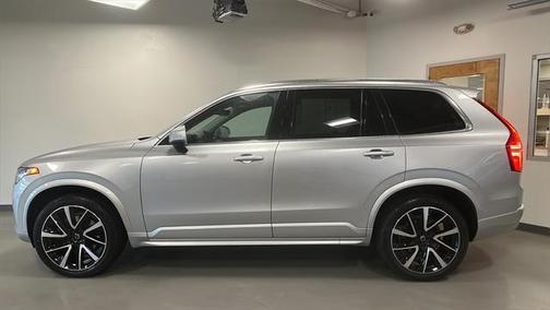 2022 Volvo XC90 T6 Momentum