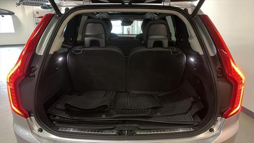 2022 Volvo XC90 T6 Momentum