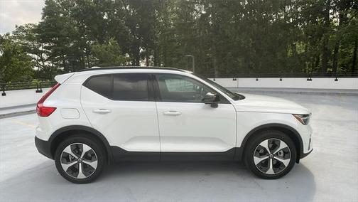 2025 Volvo XC40 B5 Plus Dark Theme
