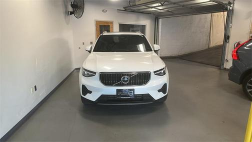 2025 Volvo XC40 B5 Core Bright Theme