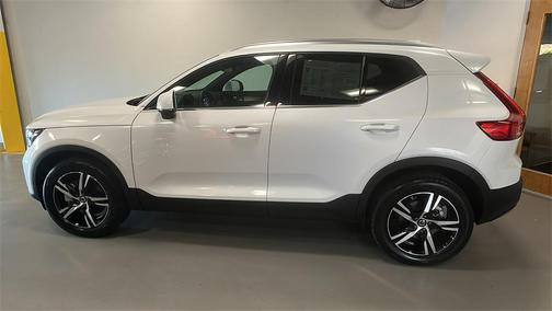 2025 Volvo XC40 B5 Core Bright Theme