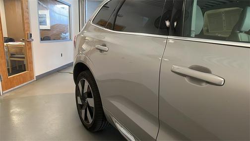 2023 Volvo XC60 Recharge Plug-In Hybrid T8 Plus Bright Theme