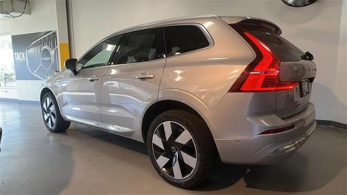 2023 Volvo XC60 Recharge Plug-In Hybrid T8 Plus Bright Theme