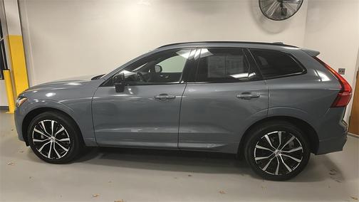 2023 Volvo XC60 B5 Plus Dark Theme