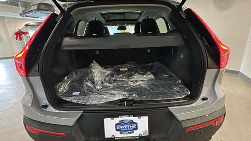 2026 Volvo XC40 Plus, B5 AWD Gas (mild hybrid), Dark