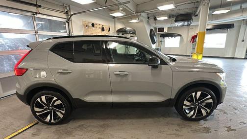 2026 Volvo XC40 Plus, B5 AWD Gas (mild hybrid), Dark