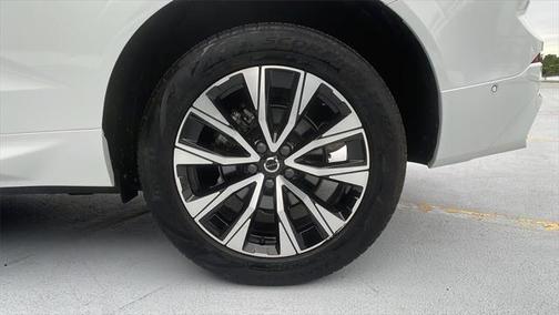 2023 Volvo XC60 B5 Plus Dark Theme