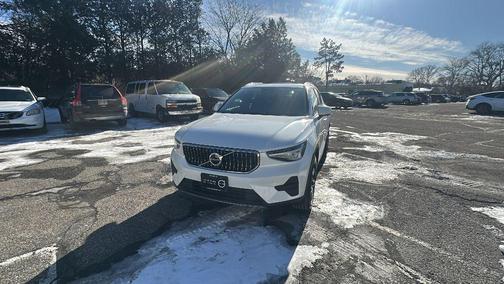 2025 Volvo XC40 B5 Core Bright Theme
