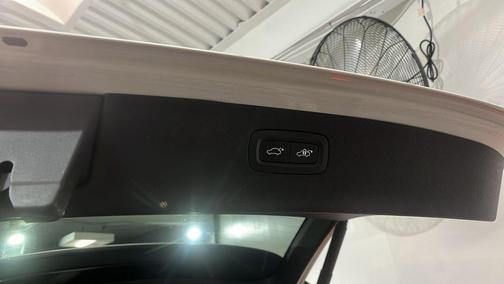 Crystal White Metallic 2020 Volvo XC90 T6 Momentum