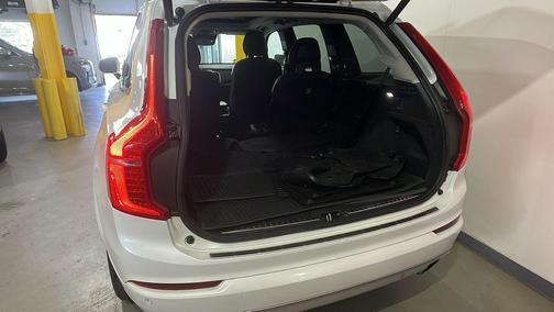 Crystal White Metallic 2020 Volvo XC90 T6 Momentum
