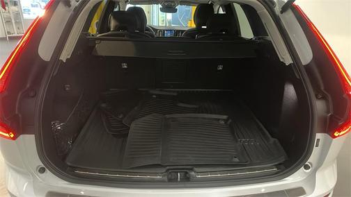 2023 Volvo XC60 B5 Ultimate Bright Theme