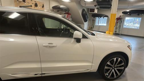 2023 Volvo XC60 B5 Ultimate Bright Theme