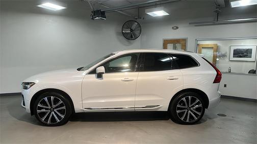2023 Volvo XC60 B5 Ultimate Bright Theme