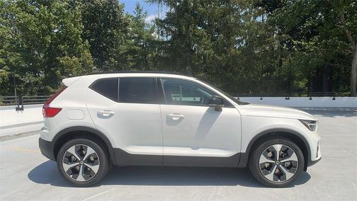 2026 Volvo XC40 Plus, B5 AWD Gas (mild hybrid), Dark