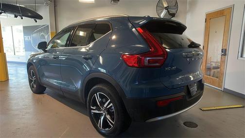 2025 Volvo XC40 B5 Core Bright Theme