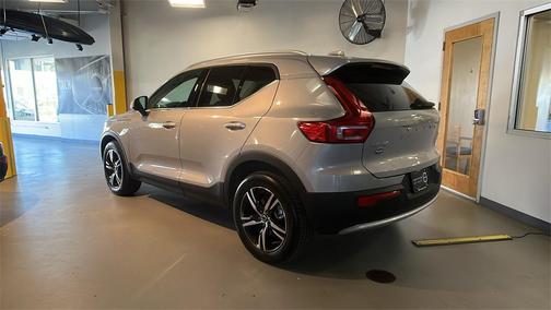 2025 Volvo XC40 B5 Core Bright Theme