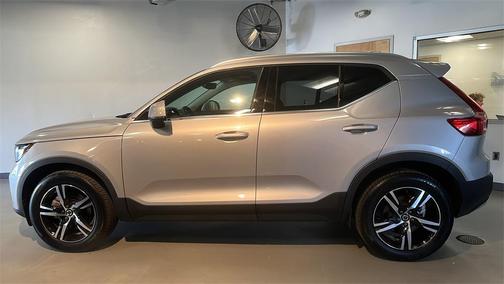 2025 Volvo XC40 B5 Core Bright Theme
