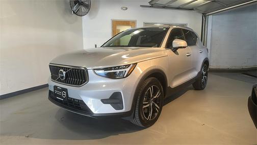2025 Volvo XC40 B5 Core Bright Theme